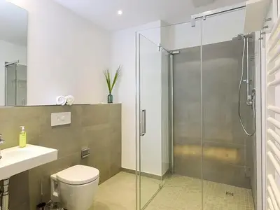 Badezimmer mit Dusche, WC und Waschtisch