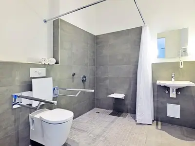 Badezimmer mit Dusche, WC und Waschtisch