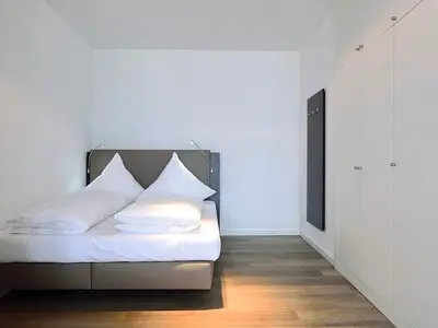 Schlafzimmer mit Doppelbett im Wohnbereich