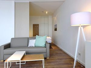 Wohn/ Essbereich mit Couch und Tisch
