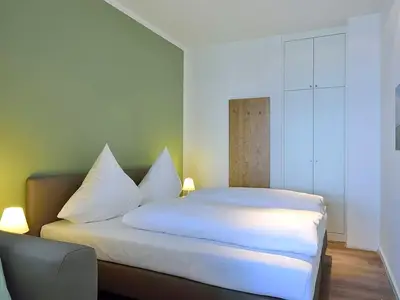 Schlafzimmer mit Doppelbett