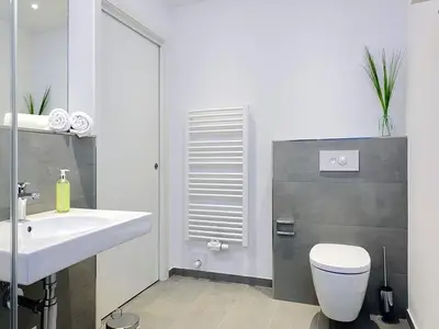 Badezimmer mit WC und Waschtisch