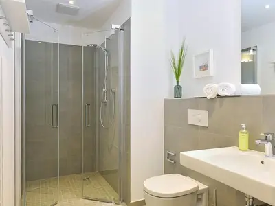Badezimmer mit Dusche, WC und Waschtisch