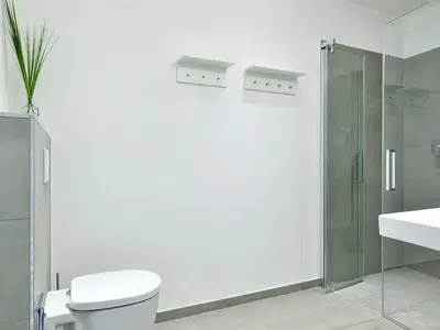 Badezimmer mit Dusche, WC und Waschtisch