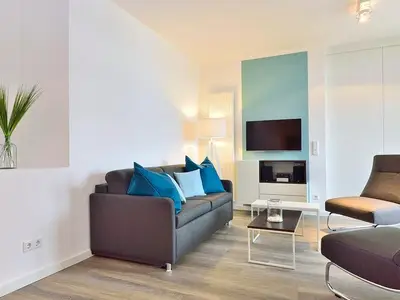 Wohn/ Essbereich mit Couch und Fernseher