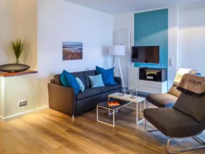 Wohn/ Essbereich mit Couch und Fernseher