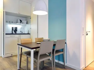 Wohn/ Essbereich mit Küchenzeile und Esstisch