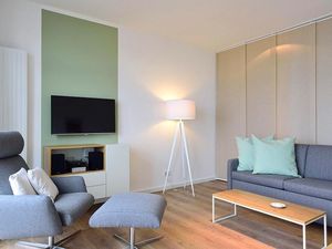 Wohn/ Essbereich mit Couch, Tisch und Fernseher