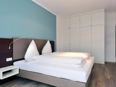 Schlafzimmer mit Doppelbett