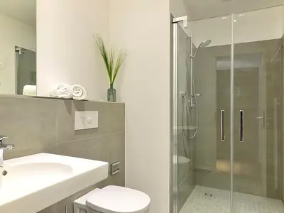 Badezimmer mit Dusche, WC und Waschtisch