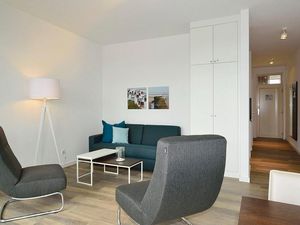 Wohn/ Essbereich mit Couch, zwei Sessel und Tisch