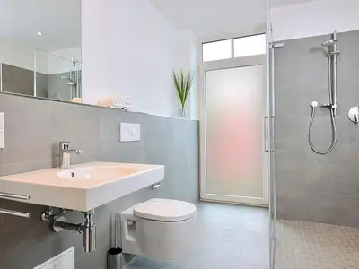 Badezimmer mit Dusche, WC und Waschtisch