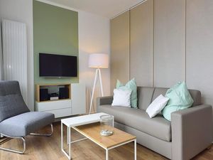 Wohn/ Essbereich mit Couch, Sessel und Fernseher