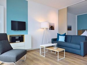 Wohn/ Essbereich mit Couch und Fernseher