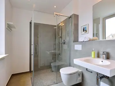 Badezimmer mit Dusche, WC und Waschtisch
