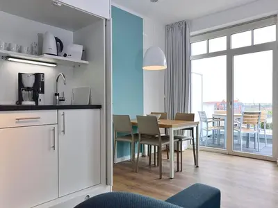 Wohn/ Essbereich mit Küchenzeile und Esstisch