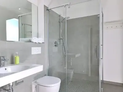 Badezimmer mit Dusche, WC und Waschtisch