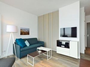 Wohn/ Essbereich mit Couch und Fernseher