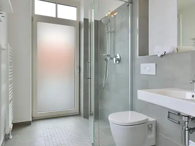 Badezimmer mit Dusche, WC und Waschtisch