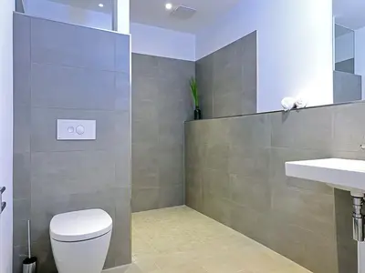 Badezimmer mit Dusche, WC und Waschtisch