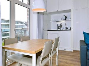 Wohn/ Essbereich mit Küchenzeile und Esstisch