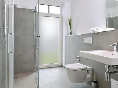 Badezimmer mit Dusche, WC und Waschtisch