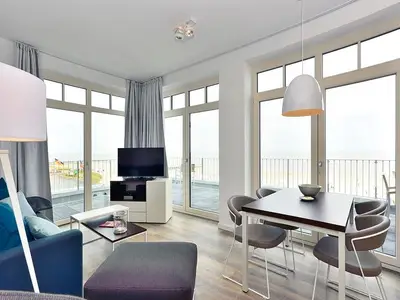 Wohn/ Essbereich mit Esstisch und Fernseher
