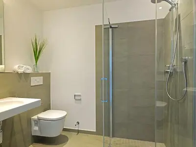 Badezimmer mit Dusche, WC und Waschtisch