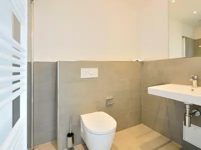 Badezimmer mit Dusche, WC und Waschtisch