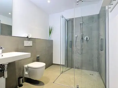 Badezimmer mit Dusche, WC und Waschtisch