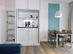 Wohn/ Essbereich mit Küchenzeile und Esstisch