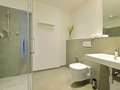 Badezimmer mit Dusche, WC und Waschtisch