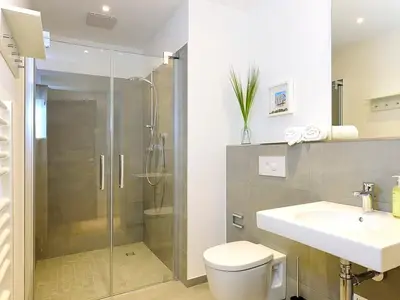Badezimmer mit Dusche, WC und Waschtisch