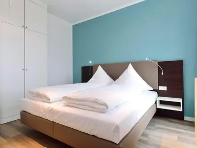 Schlafzimmer mit Doppelbett und Kleiderschrank