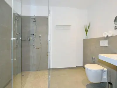 Badezimmer mit Dusche, WC und Waschtisch