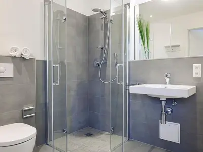 Badezimmer mit Dusche, WC und Waschtisch