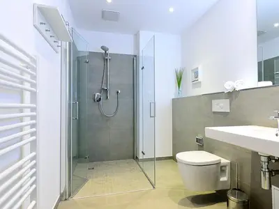 Badezimmer mit Dusche, WC und Waschtisch