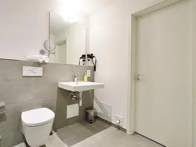 Badezimmer mit WC und Waschtisch