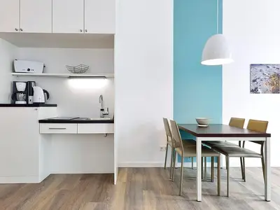 Wohn/ Essbereich mit Küchenzeile und Esstisch