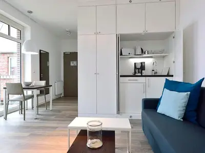 Wohn/ Essbereich mit Couch, Küchenzeile und Esstisch