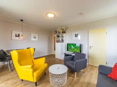 Wohnbereich mit Sitzgelegenheit und TV
