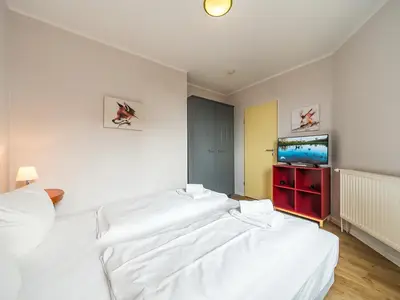 Schlafzimmer mit Kleiderschrank und TV