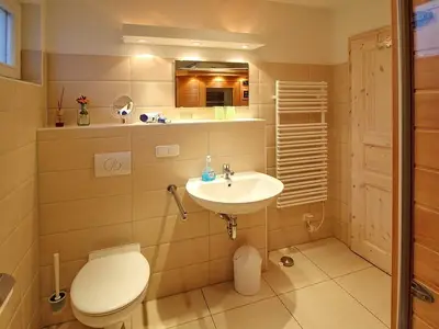 Badezimmer mit Dusche