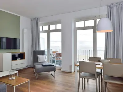 Wohn/ Essbereich mit Esstisch, Sessel und Fernseher
