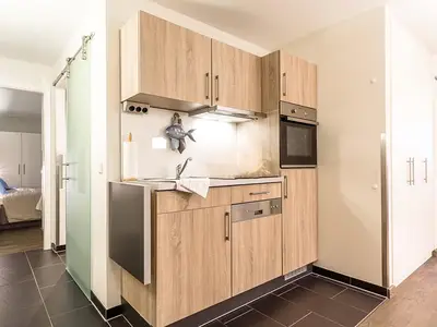 Küchenzeile mit Backofen