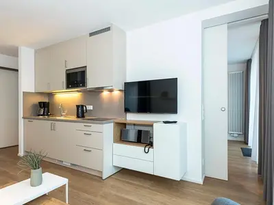 Wohn-Essbereich mit TV und Küchenzeile