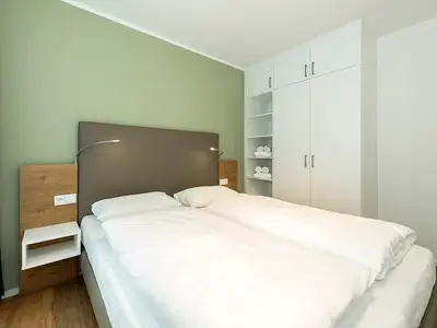 Schlafzimmer mit Doppelbett und Kleiderschrank
