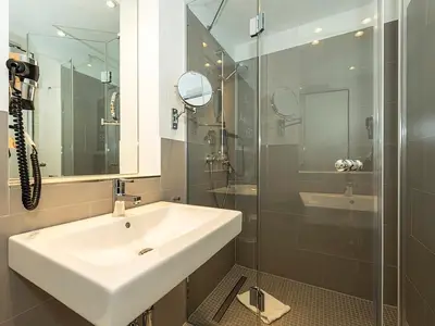 Badezimmer mit Dusche