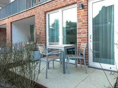 Terrasse mit Tisch und Sitzgelegenheit