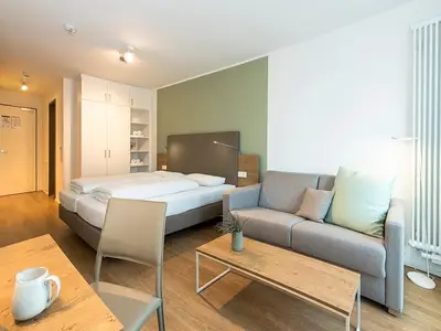 Wohn-Schlafbereich mit Couch